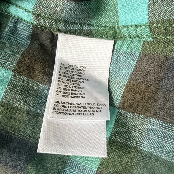 The North Face Women’s Fitted Plaid Cotton Roll-Tab Button Down Shirt - Picture 12 of 16